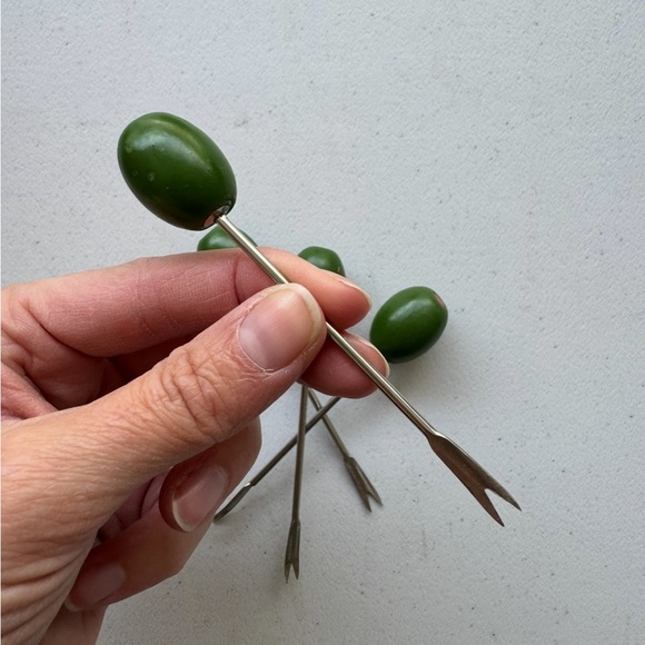 Vintage Olive Theme Martini Shaker & matching Olive cocktail picks - Picture 4 of 6